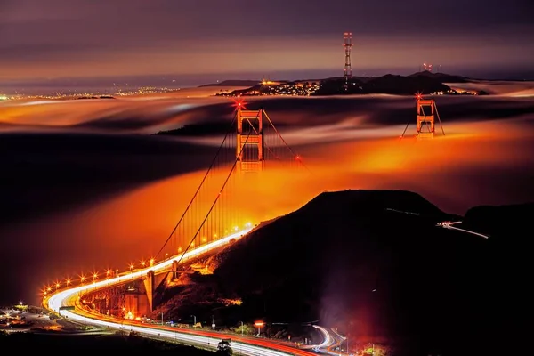 Puslu Bir Gökyüzünün Altındaki Aydınlık Golden Gate Köprüsü Nün Havadan — Stok fotoğraf