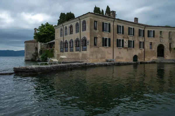 Ένα Παλιό Πέτρινο Κτίριο Στη Λίμνη Garda Στην Punta San — Φωτογραφία Αρχείου