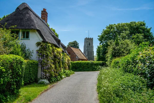 Une Scène Village Anglais Avec Chaume Chalet Église Village — Photo