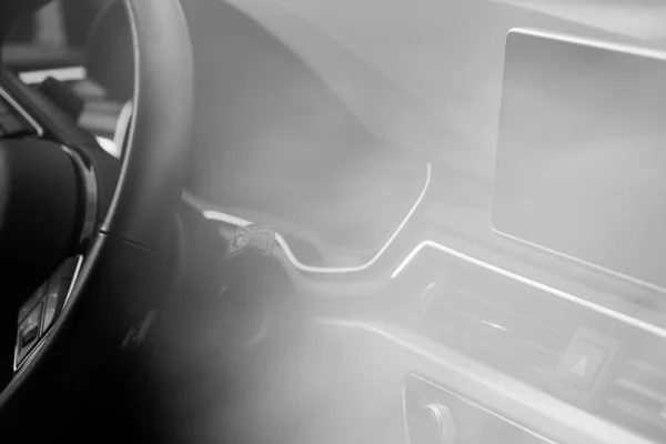 Vista Sfocata Dell Interno Auto Con Volante Schermo Pulsante Accensione — Foto Stock