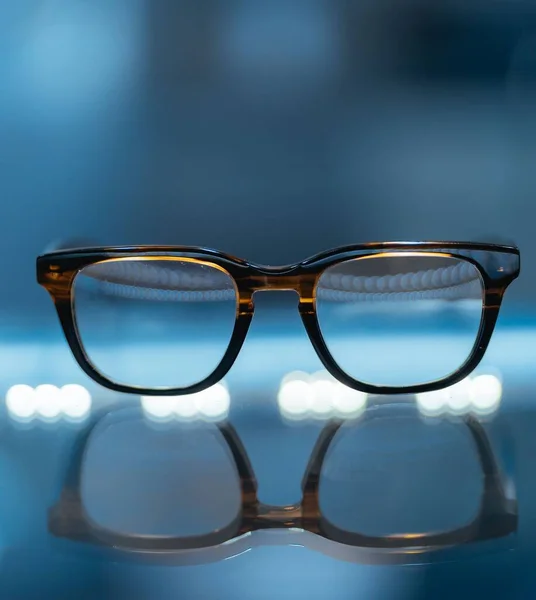 Zdjęcie Zbliżeniowe Pary Brązowych Okularów Powierzchni Odblaskowej — Zdjęcie stockowe