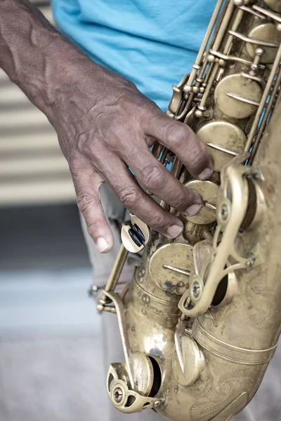 Een Close Shot Van Een Man Die Saxofoon Speelt — Stockfoto