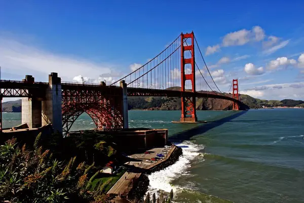 Uma Vista Aérea Céu Azul Brilhante Sobre Histórica Golden Gate — Fotografia de Stock