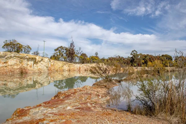 オーストラリア ニューサウスウェールズ州エンマヴィルの岩や木の反射と水の魅惑的な景色 — ストック写真