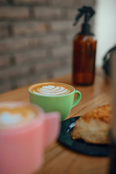 Vertikal Bild Koppar Latte Kaffe Med Ett Lövmönster Ett Träbord — Stockfoto