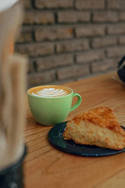 Vertikal Bild Kopp Latte Kaffe Ett Träbord — Stockfoto