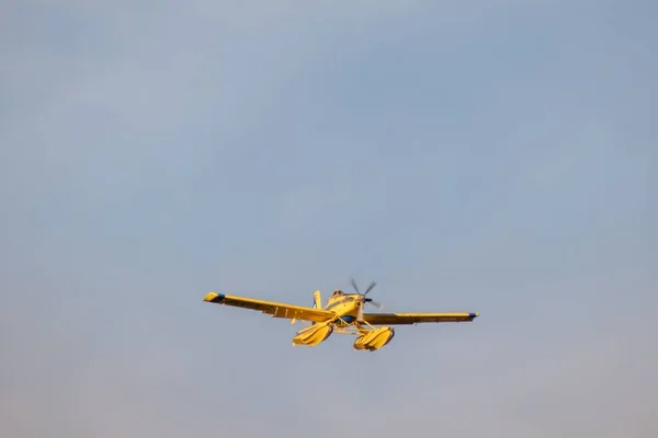 Een Klein Geel Waterkrachtvliegtuig Voor Het Blussen Van Vuur Dat — Stockfoto