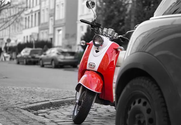 Colpo Colore Selettivo Una Moto Rossa Parcheggiata Strada — Foto Stock