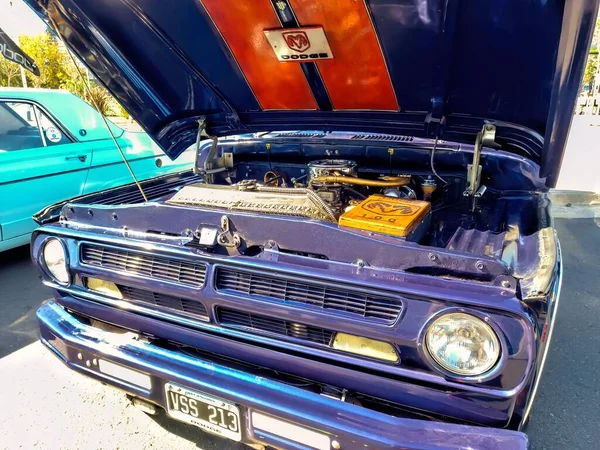 Die Offene Motorhaube Eines Alten Blauen Pickup Dodge 100 Aus — Stockfoto
