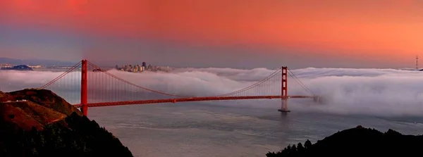 Ein Panoramabild Eines Sonnenuntergangs Über Der Golden Gate Bridge — Stockfoto