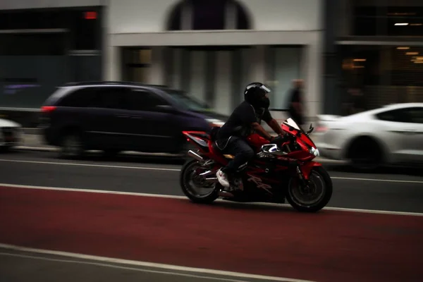 Motocykl Jadący Szybko Ulicami Nowego Jorku Wieczorem — Zdjęcie stockowe