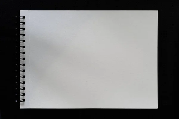Ένα Κοντινό Πλάνο Ενός Λευκού Χαρτιού Που Απομονώθηκε Μαύρο Φόντο — Φωτογραφία Αρχείου