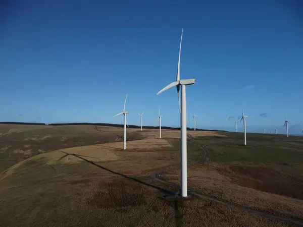 蓝色天空下的农田和风力涡轮机 — 图库照片