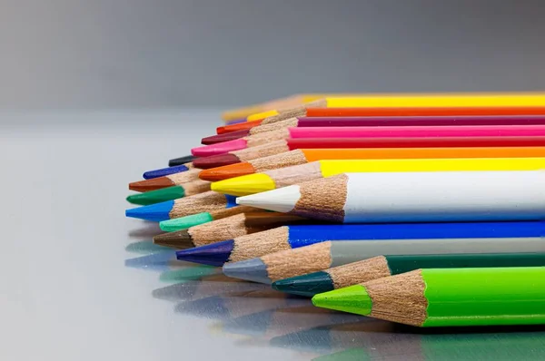 桌子上有一堆彩色铅笔 — 图库照片