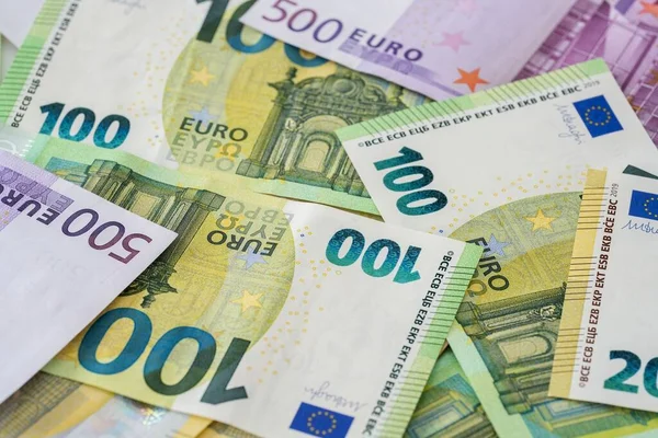 Hög Med Eurosedlar Ett Bord Affärs Och Investeringskoncept — Stockfoto