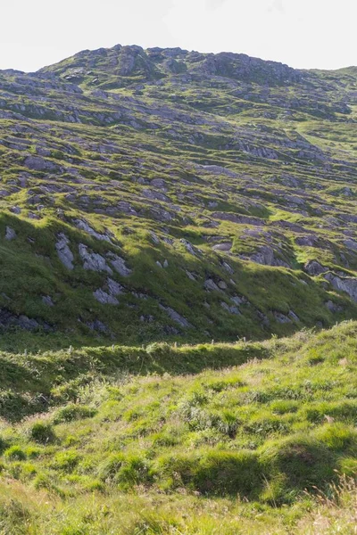 Plano Vertical Una Hermosa Colina Verde Rocosa Irlanda Reino Unido —  Fotos de Stock
