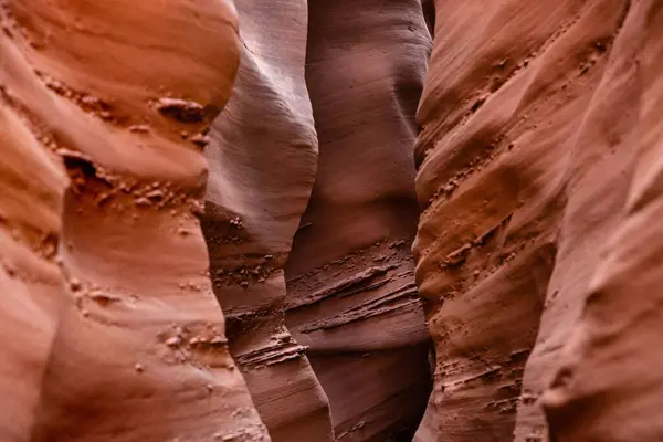 Tiro Close Uma Caverna Areia Marrom Com Passagem Estreita Paredes — Fotografia de Stock