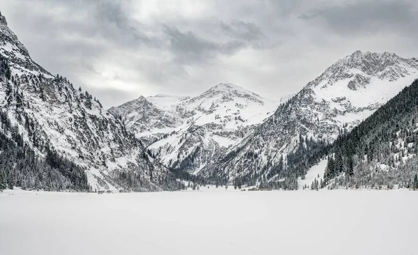 Eine Wunderschöne Landschaft Mit Schneebedeckten Bergen — Stockfoto