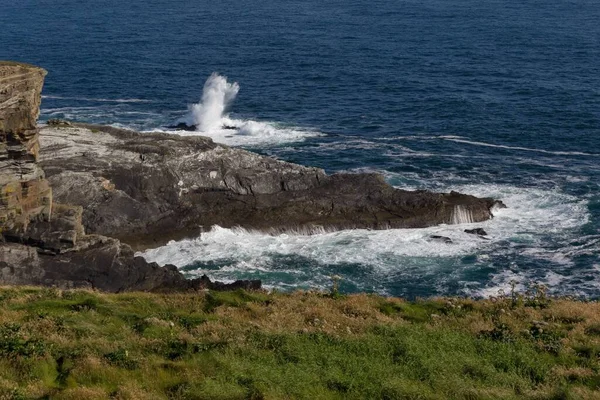 Beautiful View Sea Waves Hitting Large Rock Coast Ireland United — Stock Photo, Image