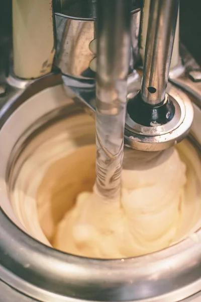 Egy Olasz Fagylaltkészítési Folyamat Közelsége Fehér Krémmel — Stock Fotó