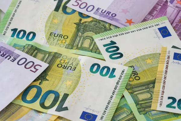 Een Hoop Eurobankbiljetten Een Tafel Concept Voor Handel Investeringen — Stockfoto