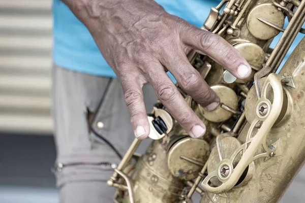 Een Close Shot Van Een Man Die Saxofoon Speelt — Stockfoto