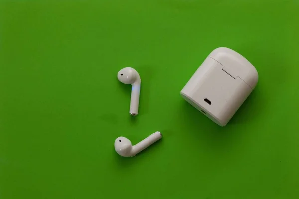 Kleine Weiße Drahtlose Kopfhörer Der Nähe Ihres Holsters Auf Grünem — Stockfoto