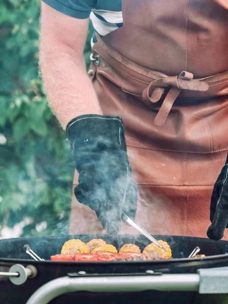 野菜を焼くシェフの垂直ショット — ストック写真