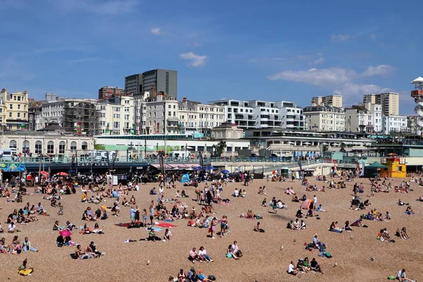 Gente Disfrutando Playa Cerca Del Muelle Brighton Palace —  Fotos de Stock