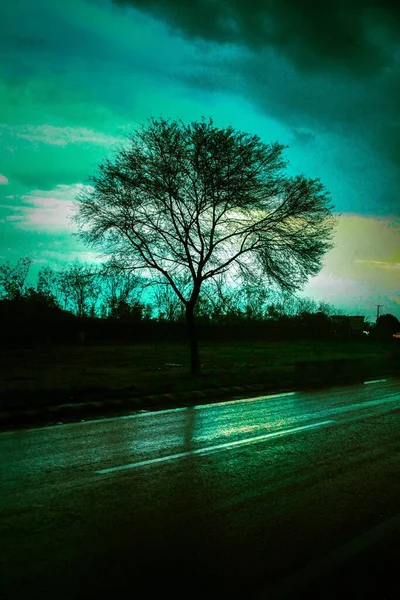 Sylwetka Jest Wykonany Dowcip Światło Pochodzące Tła Niebo Wypełnić Chmurami — Zdjęcie stockowe