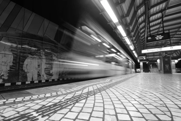 Uma Fotografia Escala Cinza Uma Estação Metro Vazia Gelsenkirchen Alemanha — Fotografia de Stock
