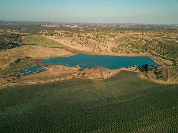 ポルトガルのアルガルヴェの牧草地の中心部にある湖の空の景色 — ストック写真