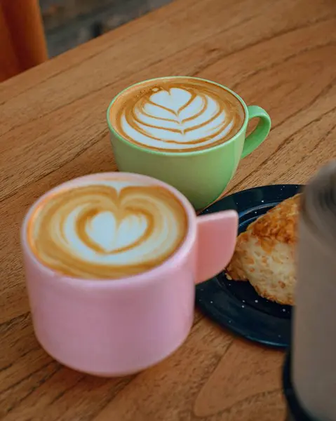 Tiro Vertical Xícaras Café Latte Com Padrão Folha Uma Mesa — Fotografia de Stock