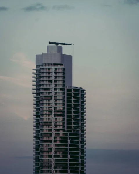 一大早 法兰克福的一座住宅塔在空中升起 — 图库照片