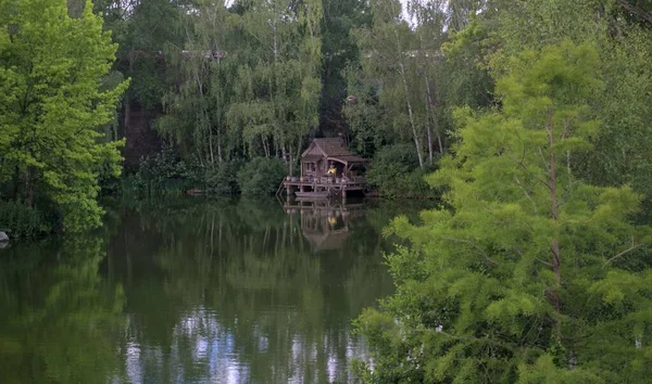 Lac Avec Une Petite Cabane Entourée Arbres Verts — Photo