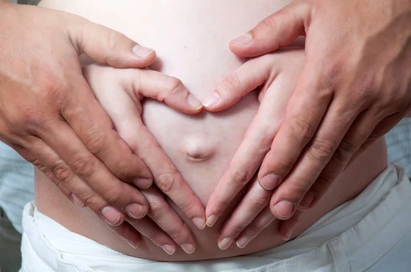 Las Manos Los Padres Haciendo Corazón Vientre Madre Embarazada —  Fotos de Stock