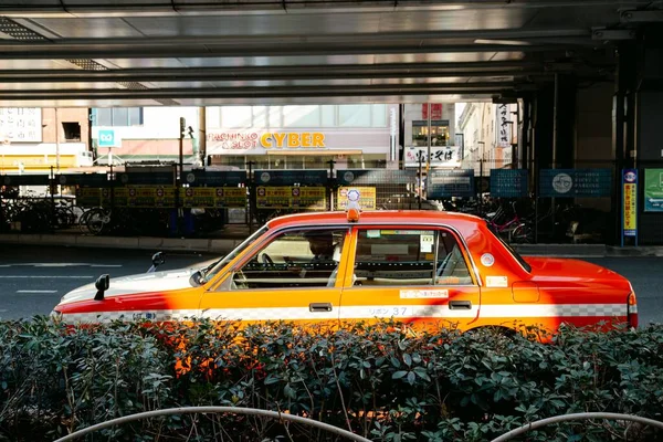 Sokakta Siyah Bir Taksi — Stok fotoğraf