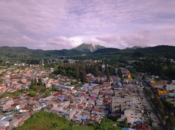 Una Vista Aérea Ciudad Berastagi Con Volcán Sinabung Fondo Sumatera — Foto de Stock