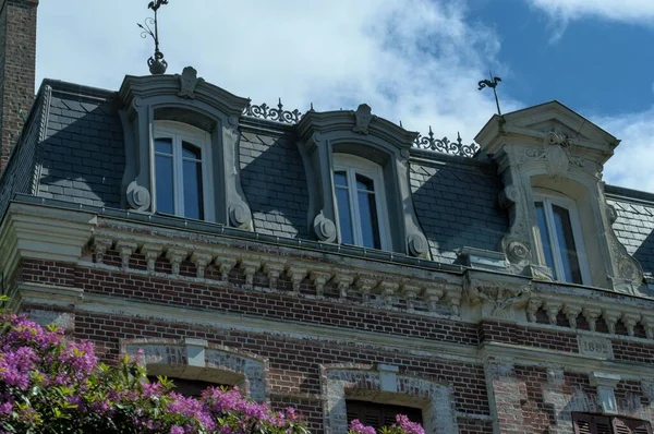 Красивый Винтажный Фасад Здания Против Облачного Голубого Неба Франция — стоковое фото