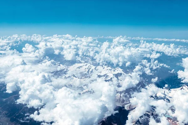 Blick Von Oben Auf Den Gipfel Der Verschneiten Berge Einem — Stockfoto