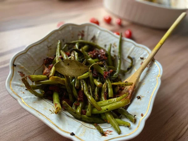 Eine Nahaufnahme Von Gekochten Grünen Bohnen Einer Weißen Schüssel Mit — Stockfoto