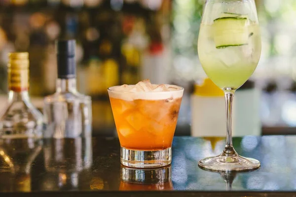 Ett Grunt Fokus Glas Cocktails Bar — Stockfoto