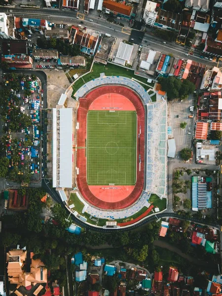 Tiro Aéreo Estádio Futebol Com Campo Verde Assentos Vermelhos Edifícios — Fotografia de Stock