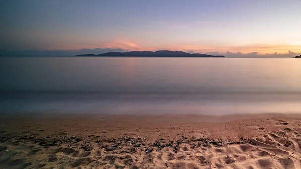 Malowniczy Widok Pięknego Morskiego Krajobrazu Podczas Kolorowego Zachodu Słońca Zachmurzonym — Zdjęcie stockowe