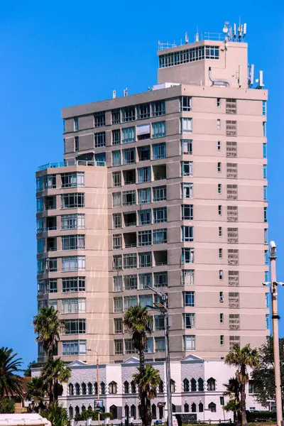 青空を背景にした住宅ビル垂直撮影 — ストック写真