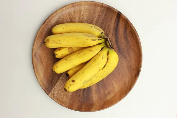Uma Vista Superior Bando Bananas Uma Placa Marrom Isolada Fundo — Fotografia de Stock