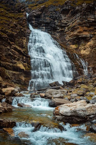 Een Verticaal Schot Van Een Waterval Die Uit Een Enorme — Stockfoto