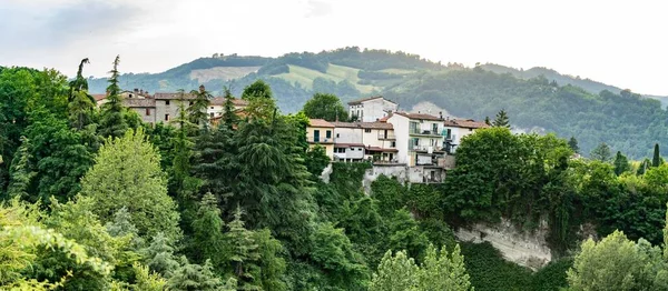 Malowniczy Widok Domy Zielonym Wzgórzu Prowincji Bolonia Emilia Romania Włochy — Zdjęcie stockowe