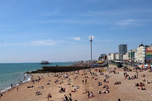 Brighton Sarayı Yakınındaki Sahilde Eğlenen Insanlar — Stok fotoğraf