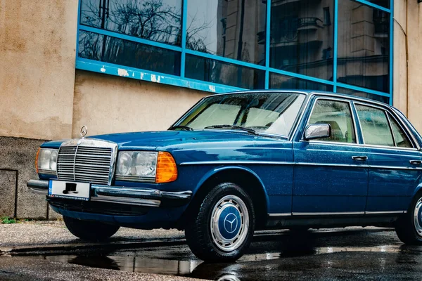 Klasyczny Niebieski Mercedes Benz W123 Centrum Bukaresztu Deszczowy Dzień Rumunia — Zdjęcie stockowe